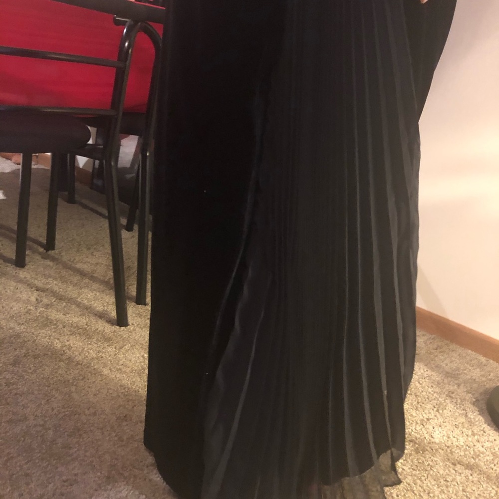 Dresses - Picture 5 of 9